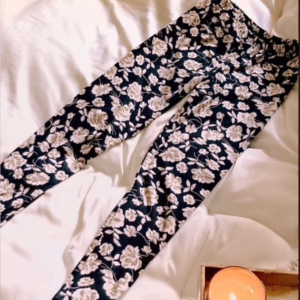 5/$25 🎀 black neutral floral leggings super cozy